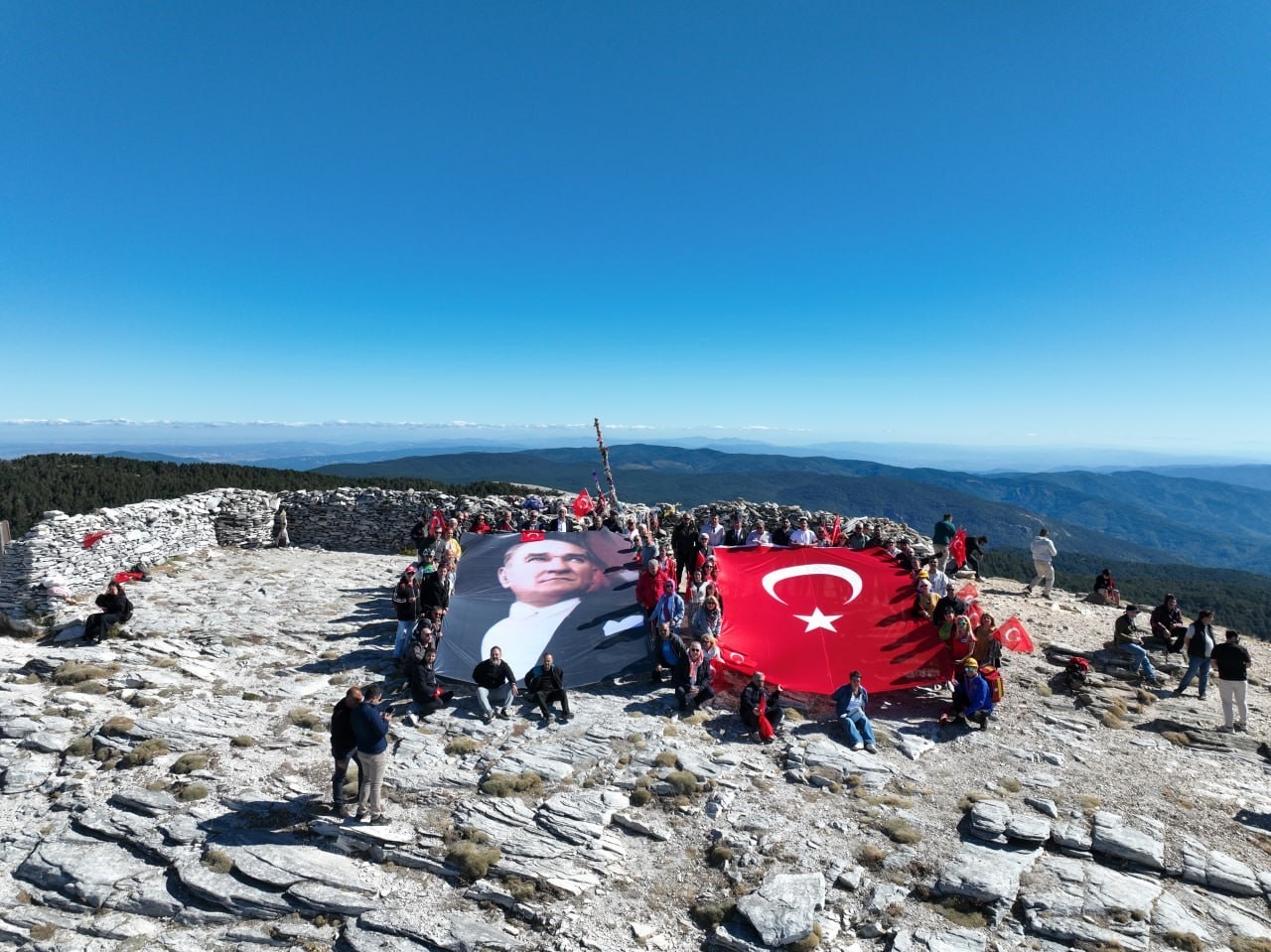 Kazdağları’nın zirvesinde bayrak yürüyüşü
