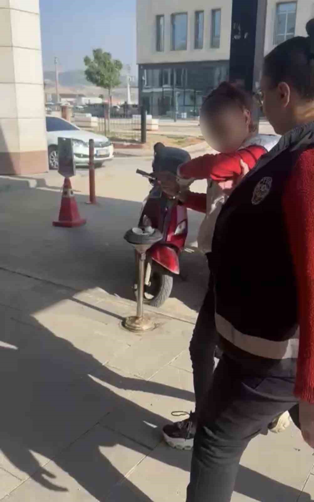 Kediye taşla vuran kadın yakalandı
