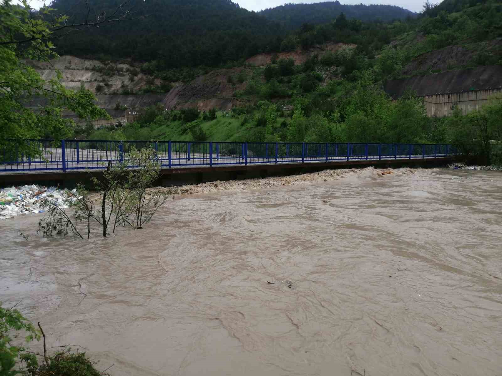 Kelkit Çayı’nın debisi yükseldi, köprü ulaşıma kapatıldı
