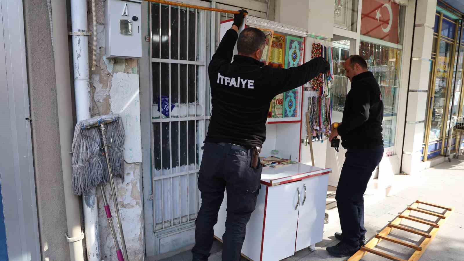 Kepenkte sıkışan kedi kurtarıldı

