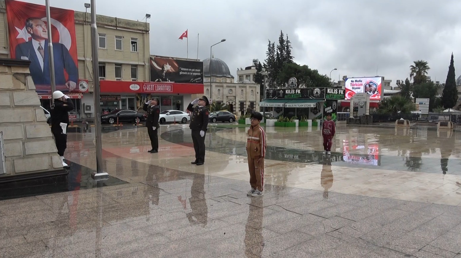 Kilis’te askerleri örnek alan çocuktan yürekleri ısıtan görüntü
