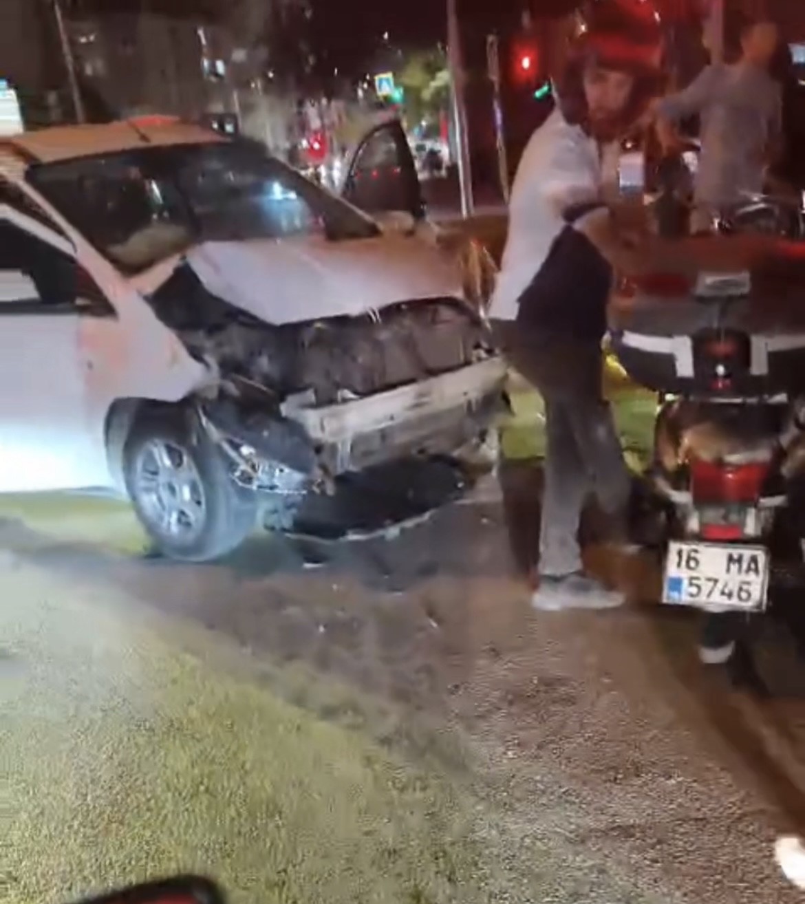 Kırmızı ışıkta geçen motosiklete otomobil çarptı: 1 ölü, 1 yaralı

