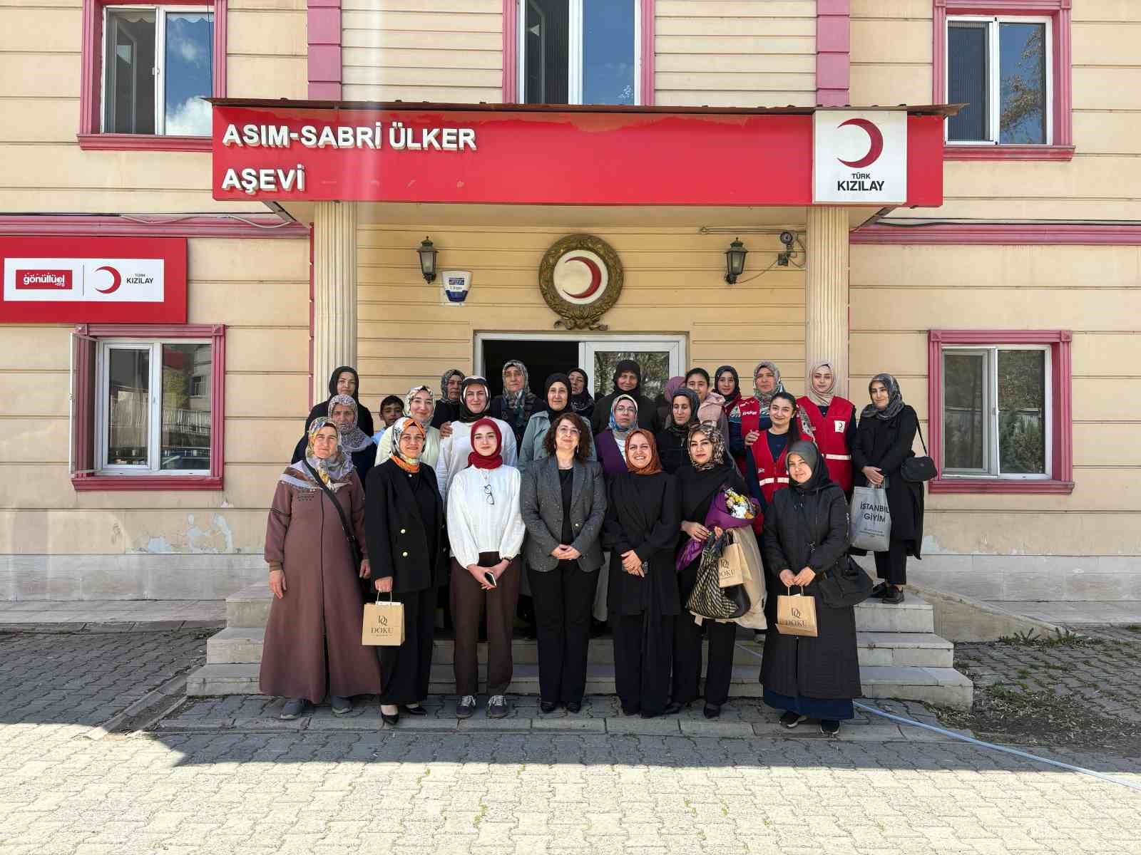 Kızılay’dan hem anne hem baba olan kadınlara Anneler Günü sürprizi
