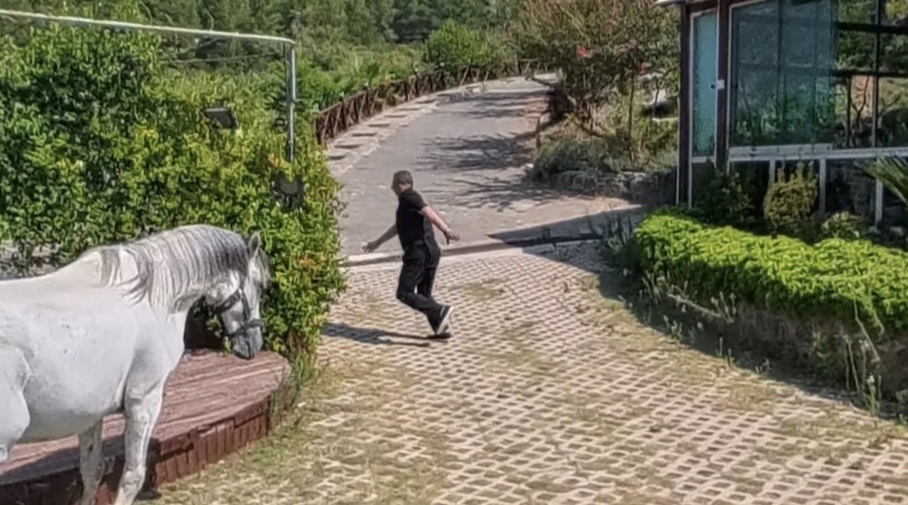 Klip çekiminde atın altında kalmaktan son anda kurtuldu
