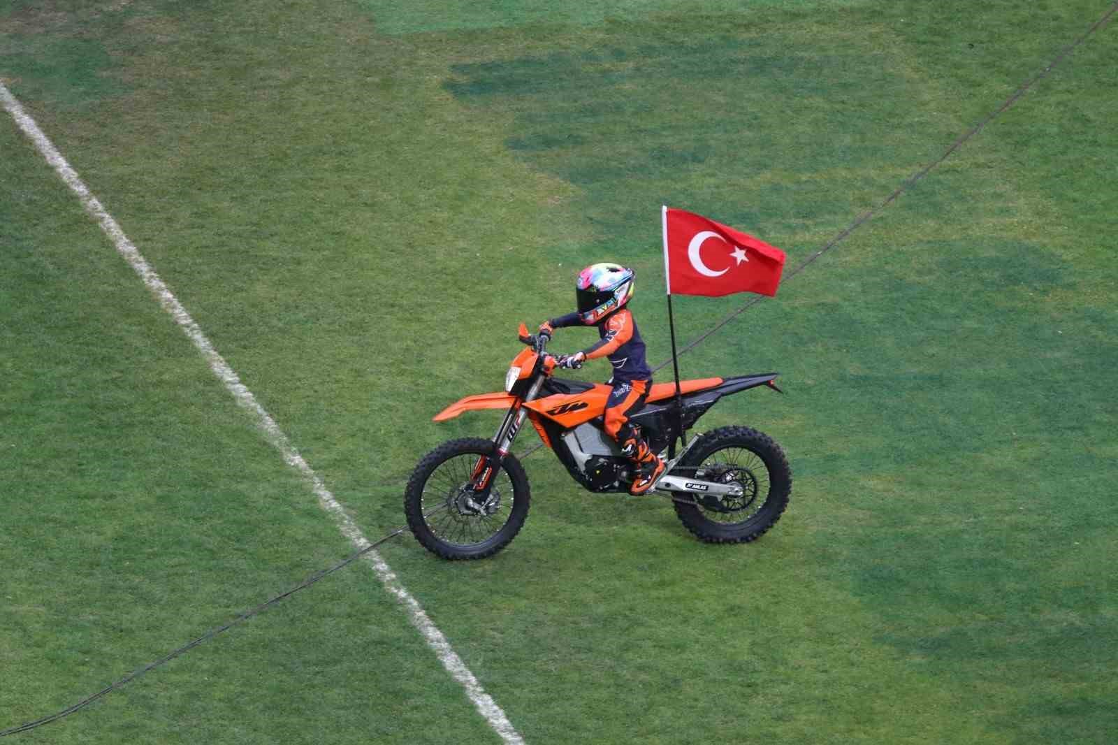 Kocaeli Stadyumu’nda Zayn Sofuoğlu’ndan motosiklet şovu
