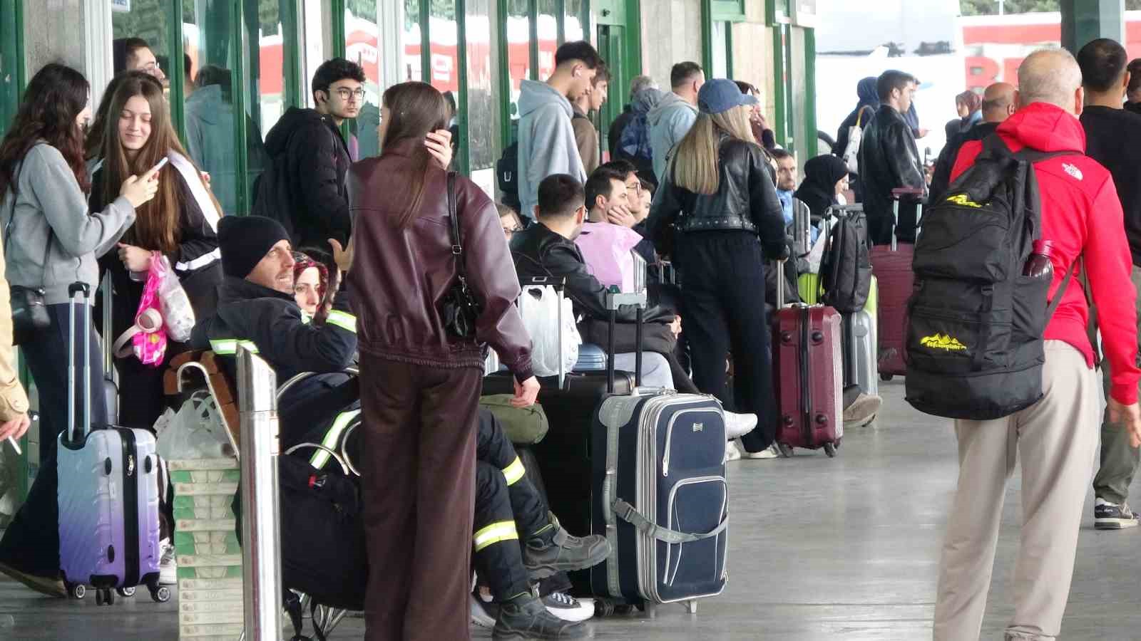 Kocaeli’de otogarda bayram yoğunluğu: Biletler tükenmiş durumda
