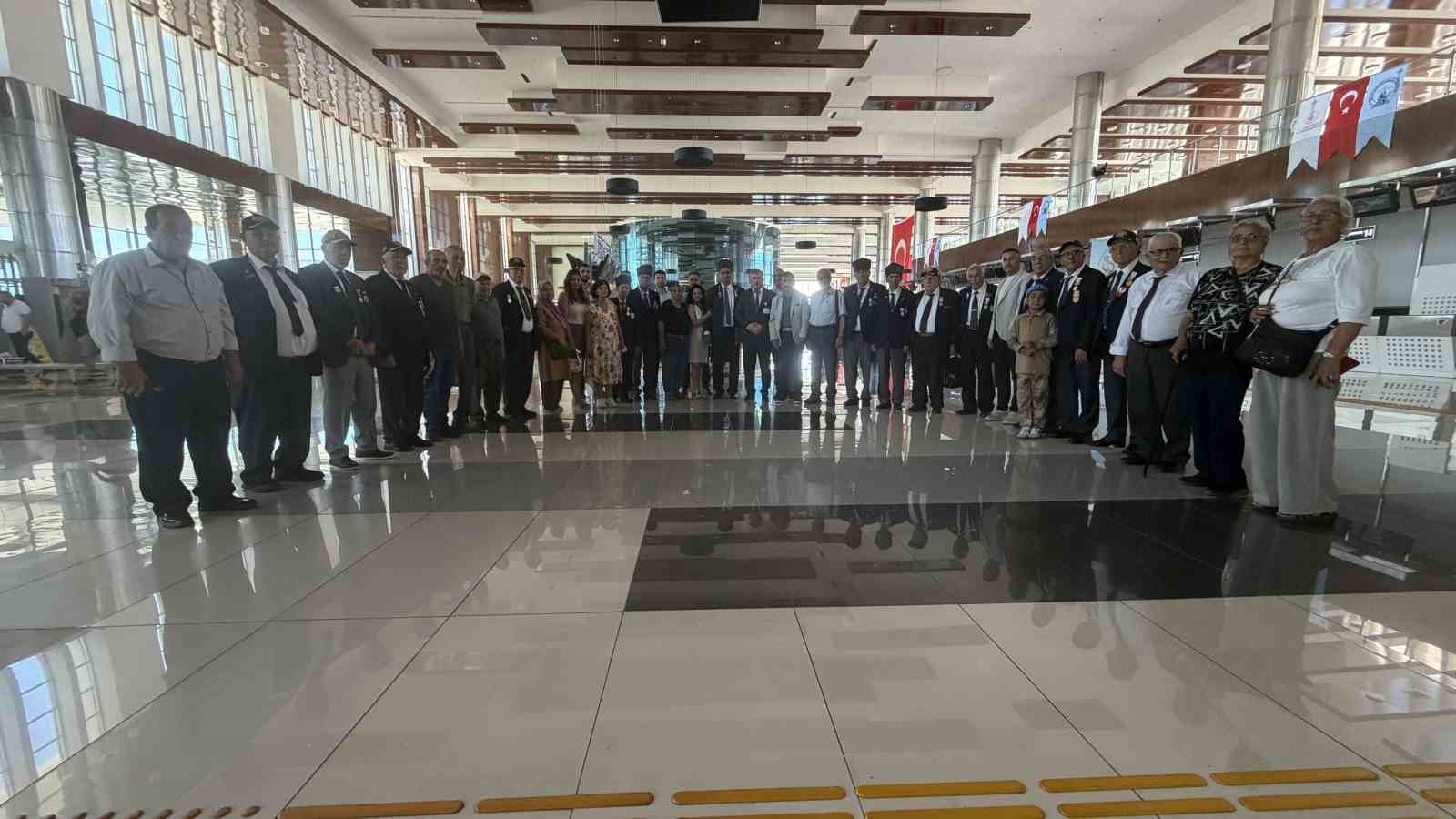 Kocaseyit Havalimanı’nda gazi ve yakınları onuruna program düzenlendi
