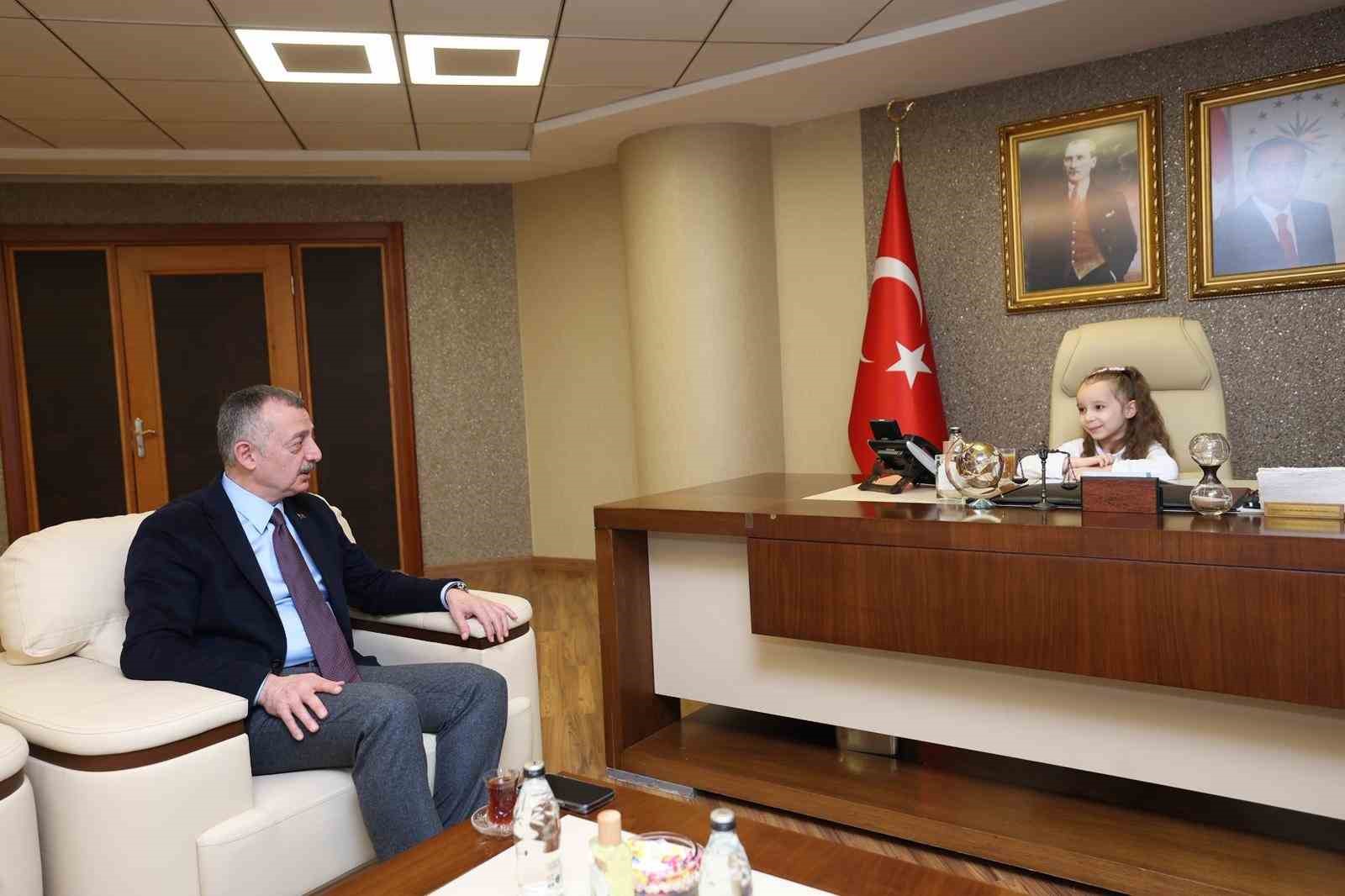 Koltuğu devralan minik başkan ilk talimatlarını verdi
