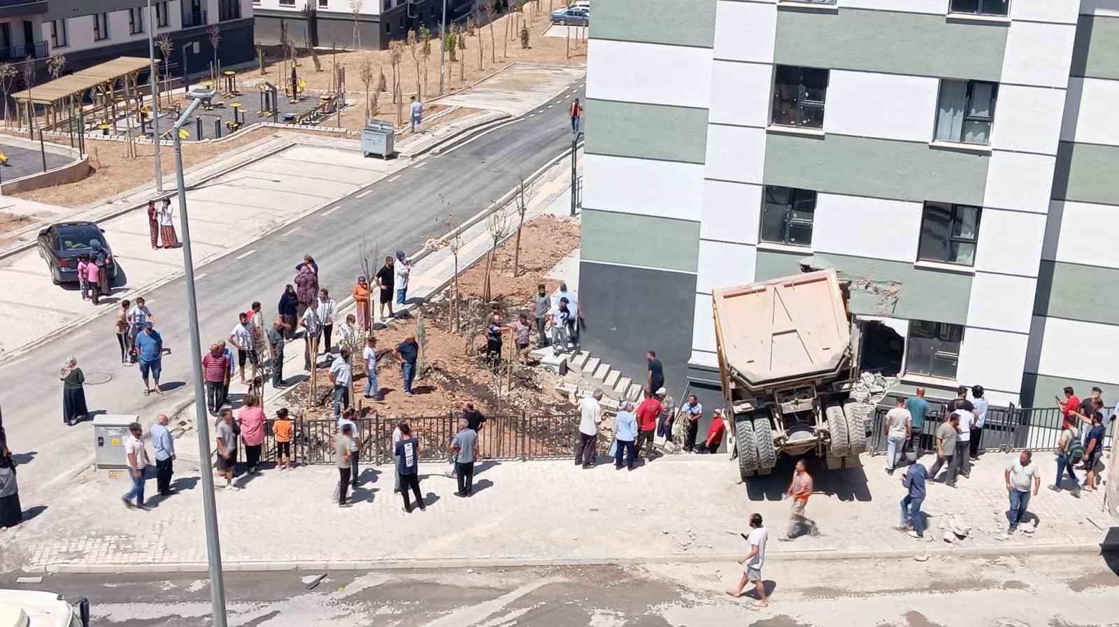 Kontrolden çıkan hafriyat kamyonu apartmanın bahçe duvarına çarptı: 1 yaralı
