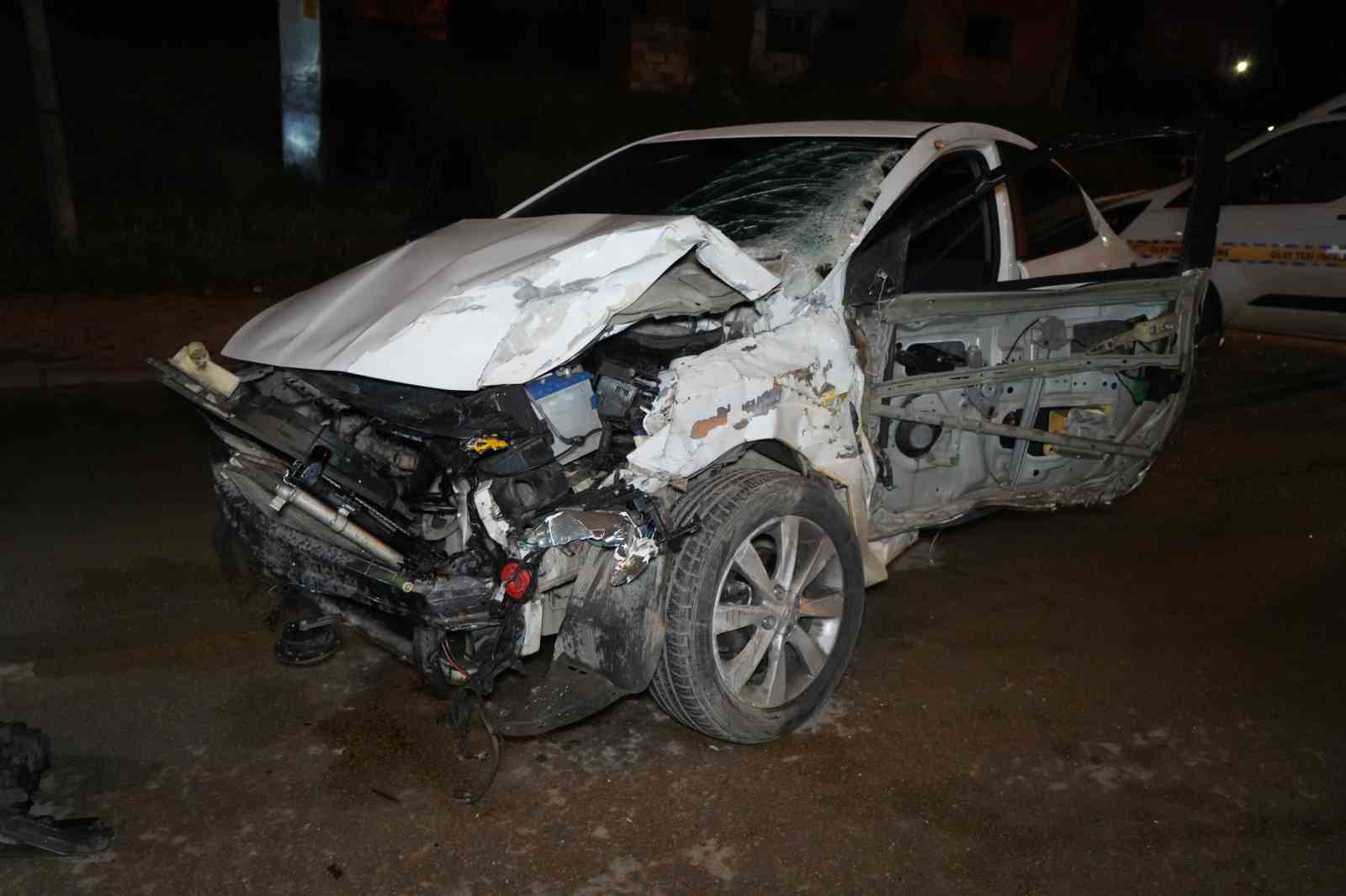 Kontrolden çıkan otomobil, park halindeki çekiciye çarptı: 1 ölü, 1 yaralı

