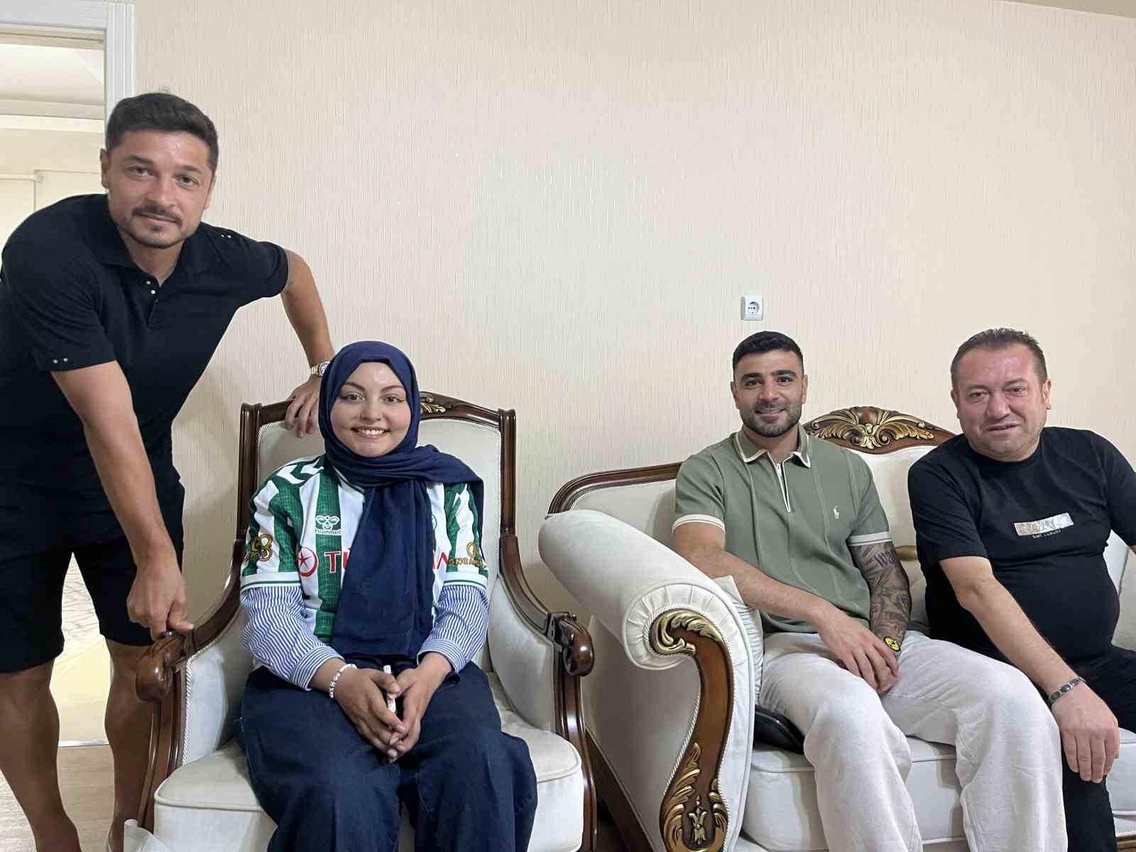 Konyaspor’dan omurilik kanseri tedavisi gören taraftar Sude Ay’a ziyaret
