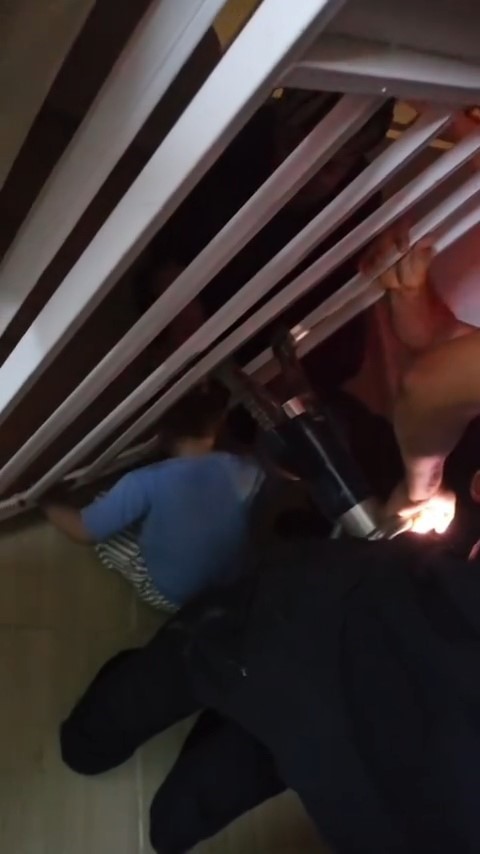 Korkuluklara sıkışan çocuğu itfaiye kurtardı
