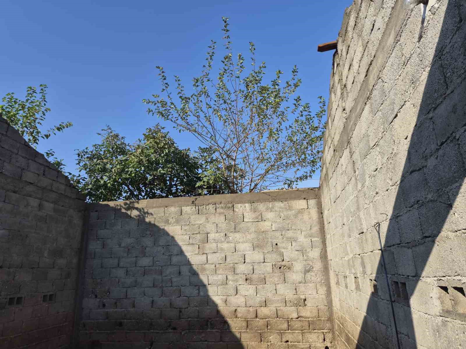 Kozan’da fırtına evin ve ahırın çatısını uçurdu
