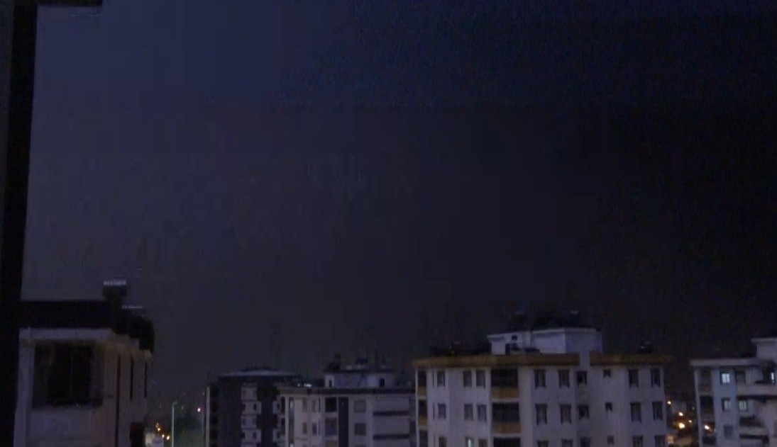 Kozan’da yıldırımın düşme anı kamerada
