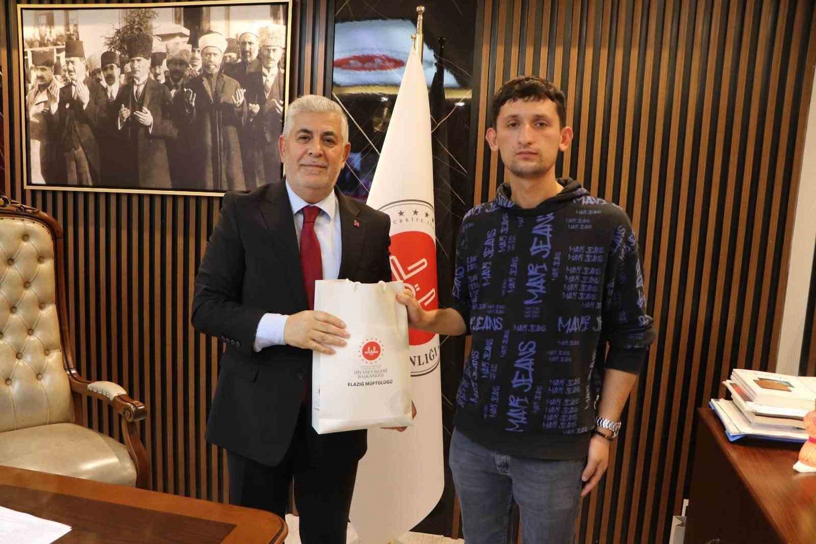 KPSS’ye girerken tezgahına bıraktığı not ile gündem olan simitçiye anlamlı kabul
