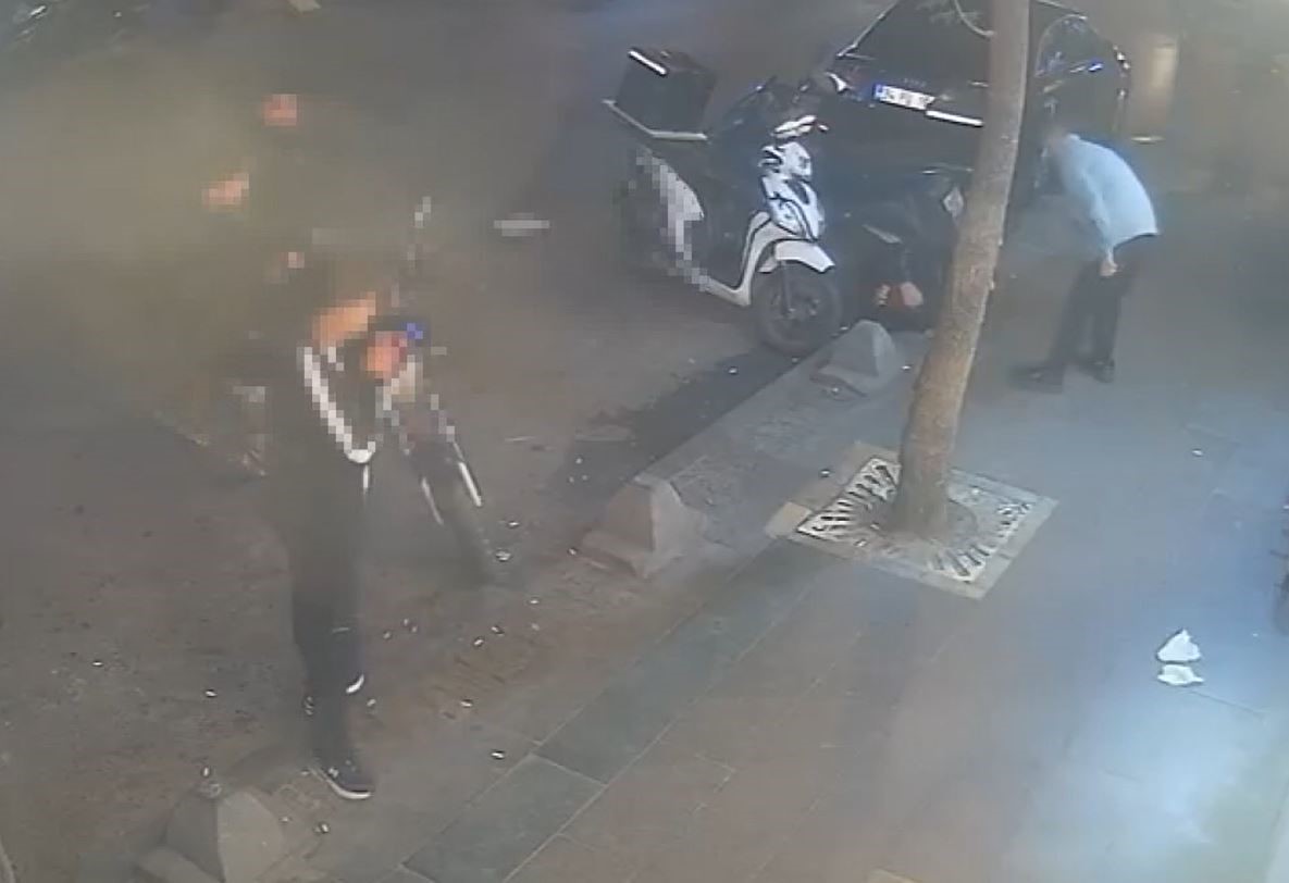 Küçükçekmece’de husumetlisini sokak ortasında vuran genç yakalandı
