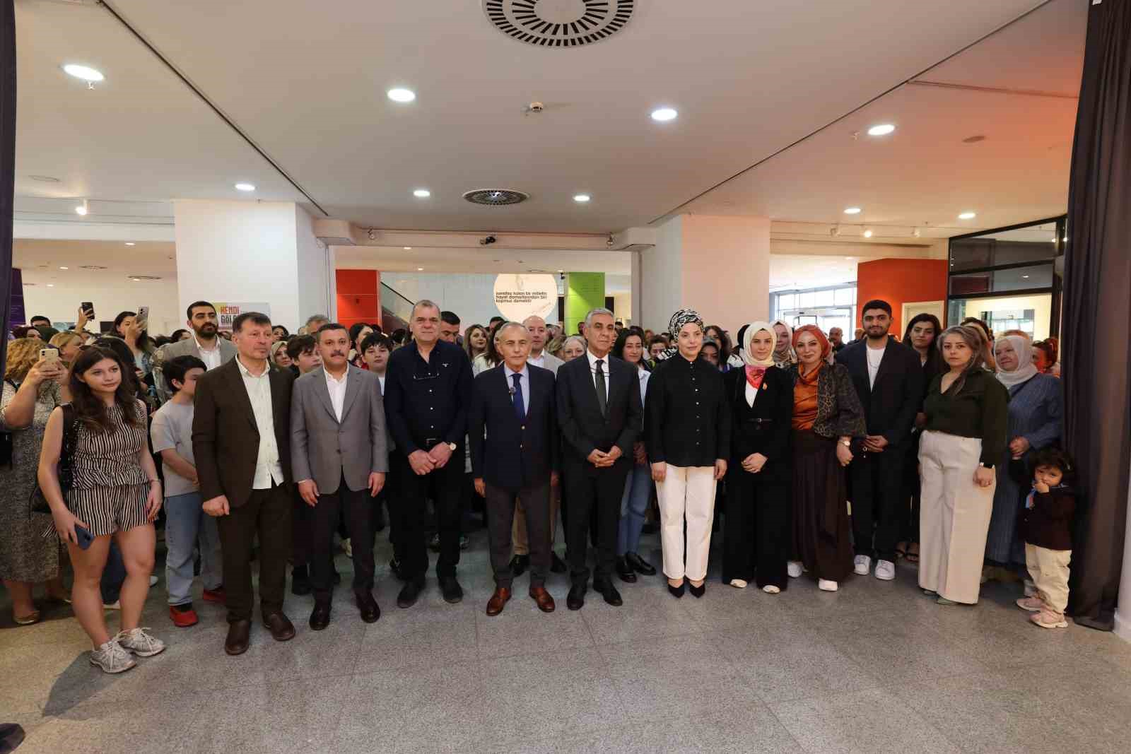 Küçükçekmece’de ‘Kendi Gölgemde’ sergisi açıldı
