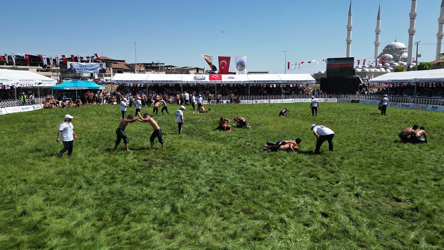 Kula Er Meydanı’nda Başpehlivan Feyzullah Aktürk
