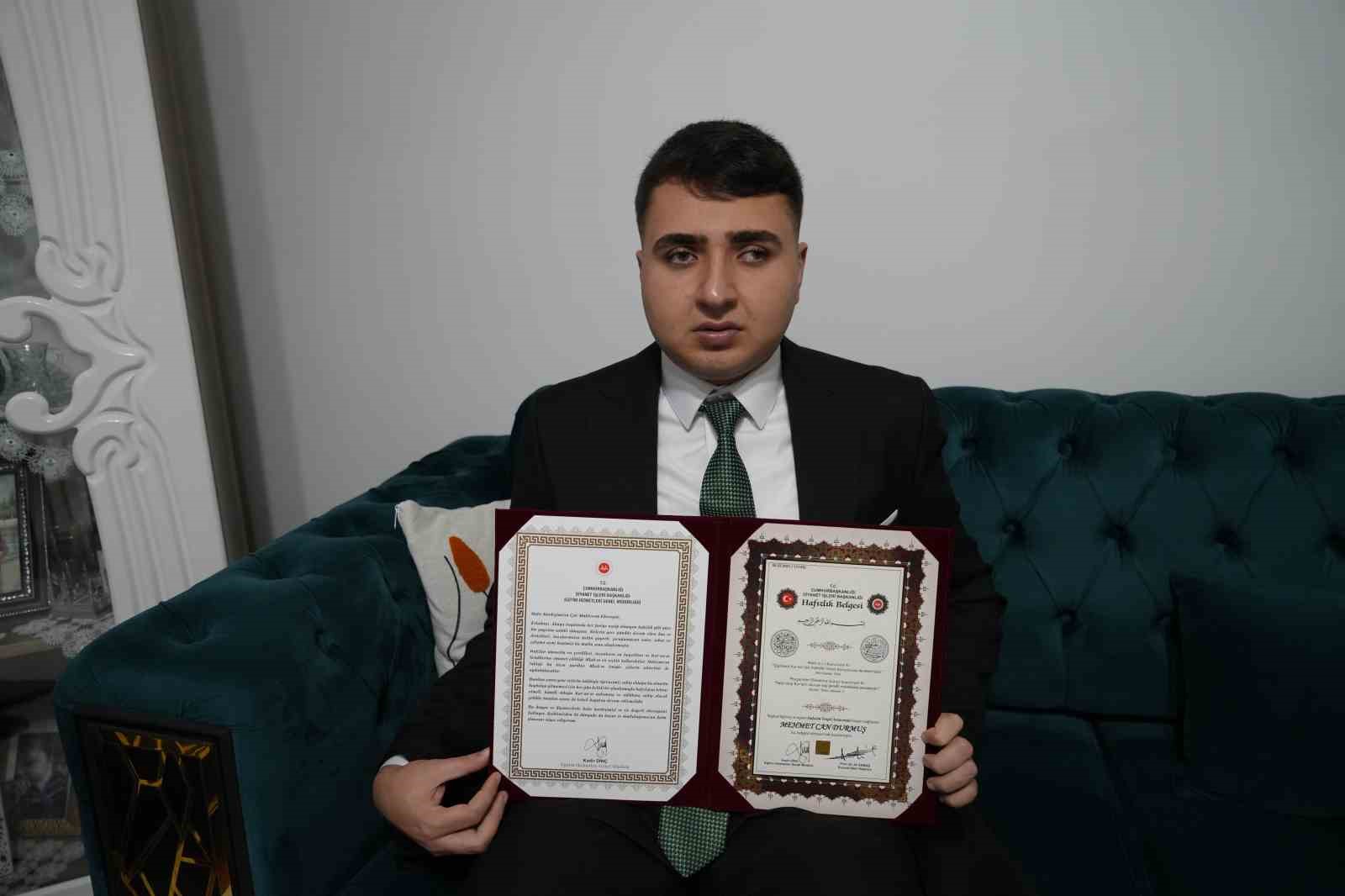 Kur’an-ı Kerim aşkı, görmeyen gözü oldu 1 yılda hafız oldu
