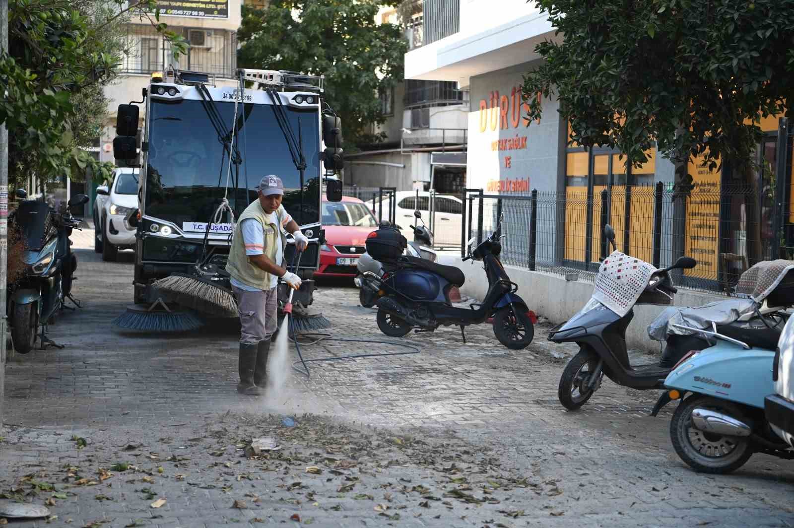 Kuşadası Belediyesi temizlik ekipleri çalışmalarını sürdürüyor
