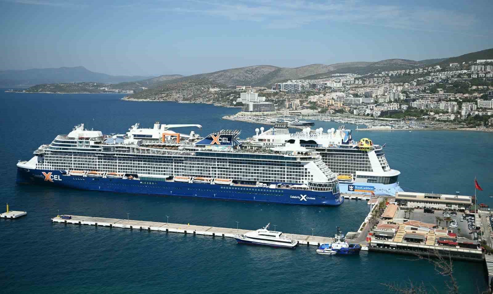Kuşadası’na 2 kruvaziyerle 7 bin 818 turist geldi
