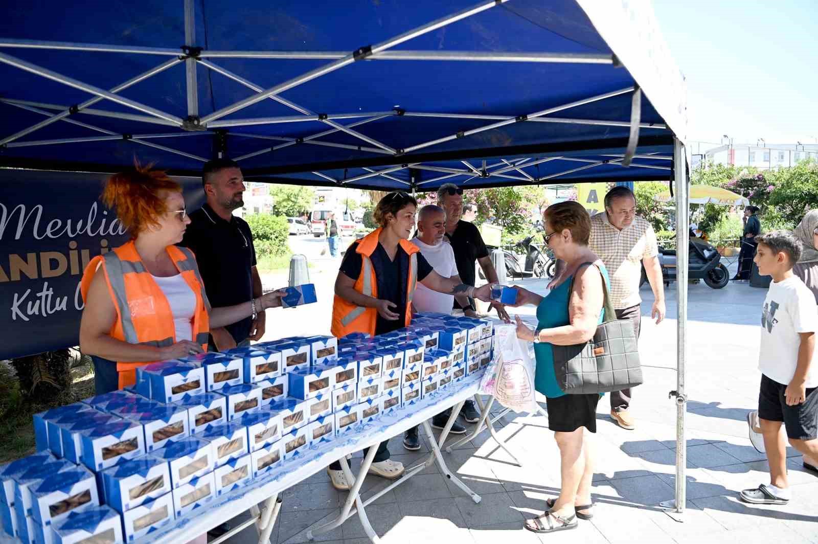 Kuşadası’nda Mevlit Kandili’nde vatandaşlara kandil simidi ikramı
