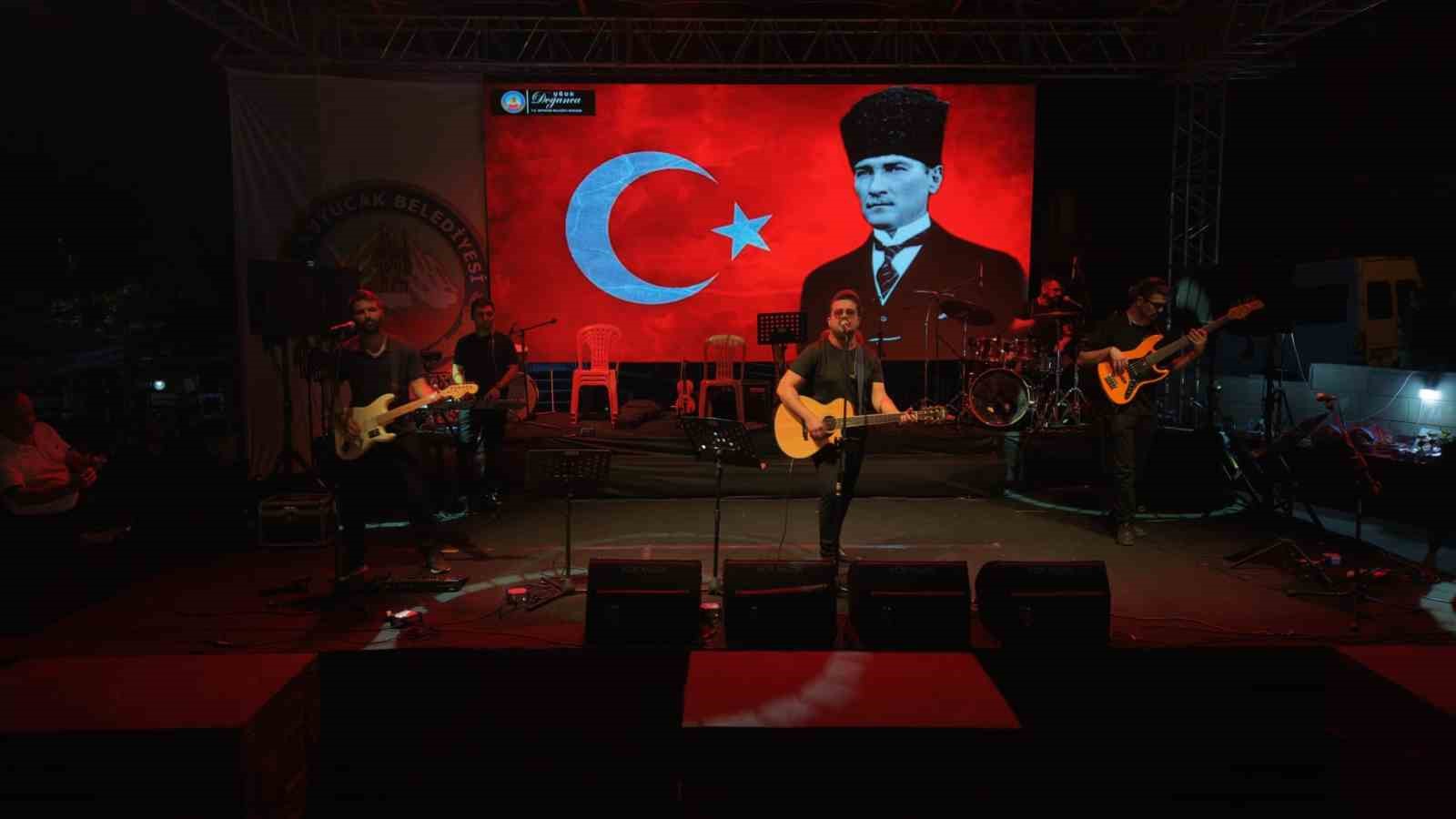 Kuyucak’ta kurtuluş coşkusu konserlerle taçlandı

