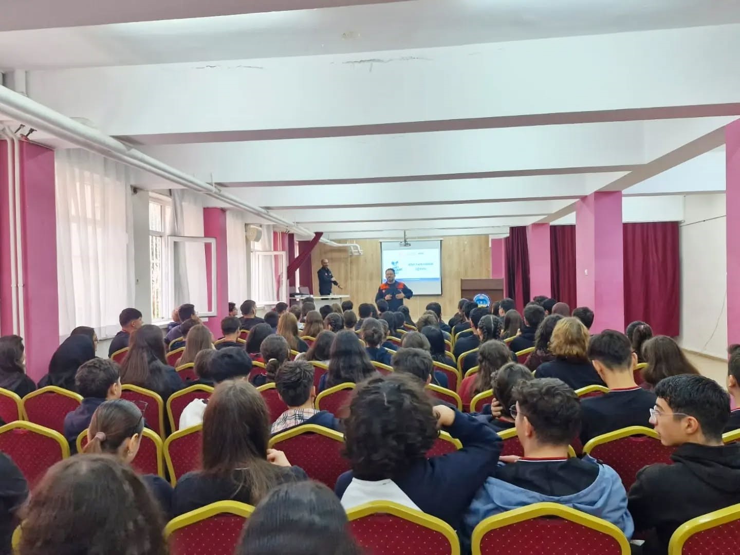 Liseli öğrenciler afetlere karşı bilinçleniyor
