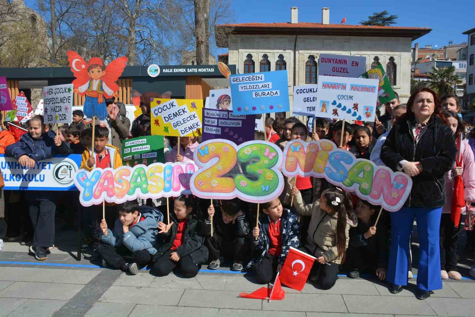 "Maarifin Kalbinde Çocuk"  kortej yürüyüşü
