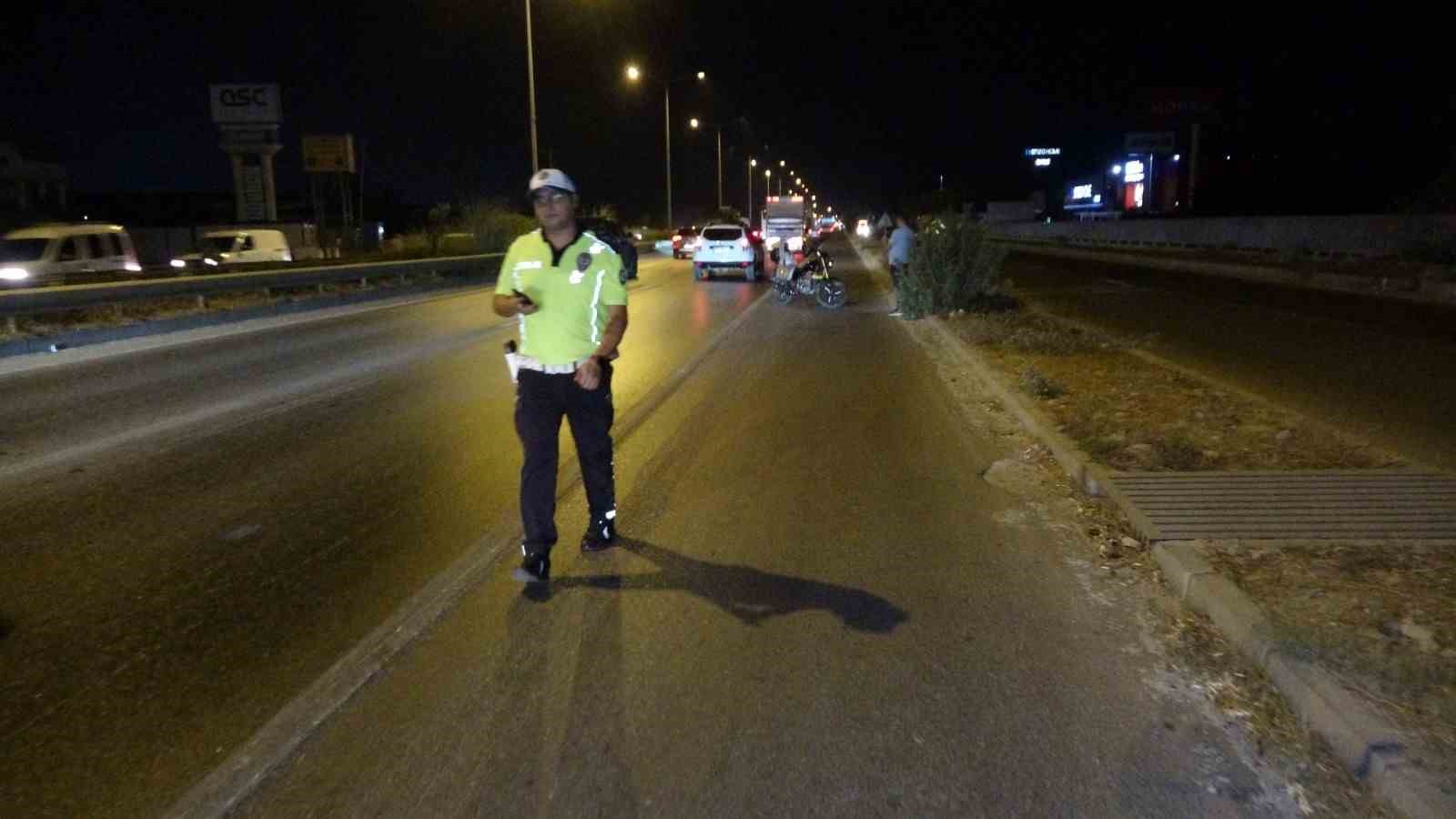 Manavgat’ta motosiklet yayaya çarptı: 1’i ağır 2 yaralı

