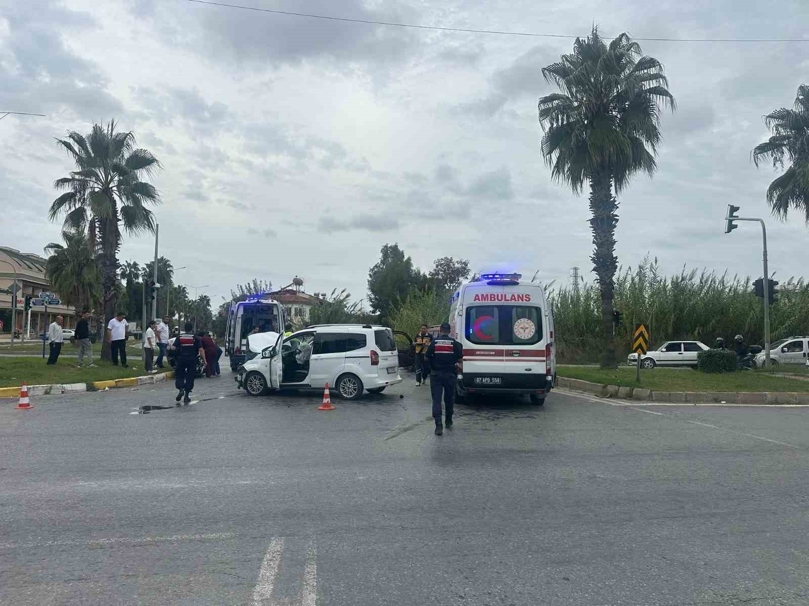 Manavgat’ta trafik kazası:3 yaralı

