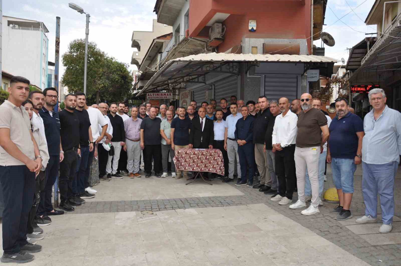 Manisa’da silahlı soygun girişimini kınayan kuyumcular aynı anda kepenk indirdi
