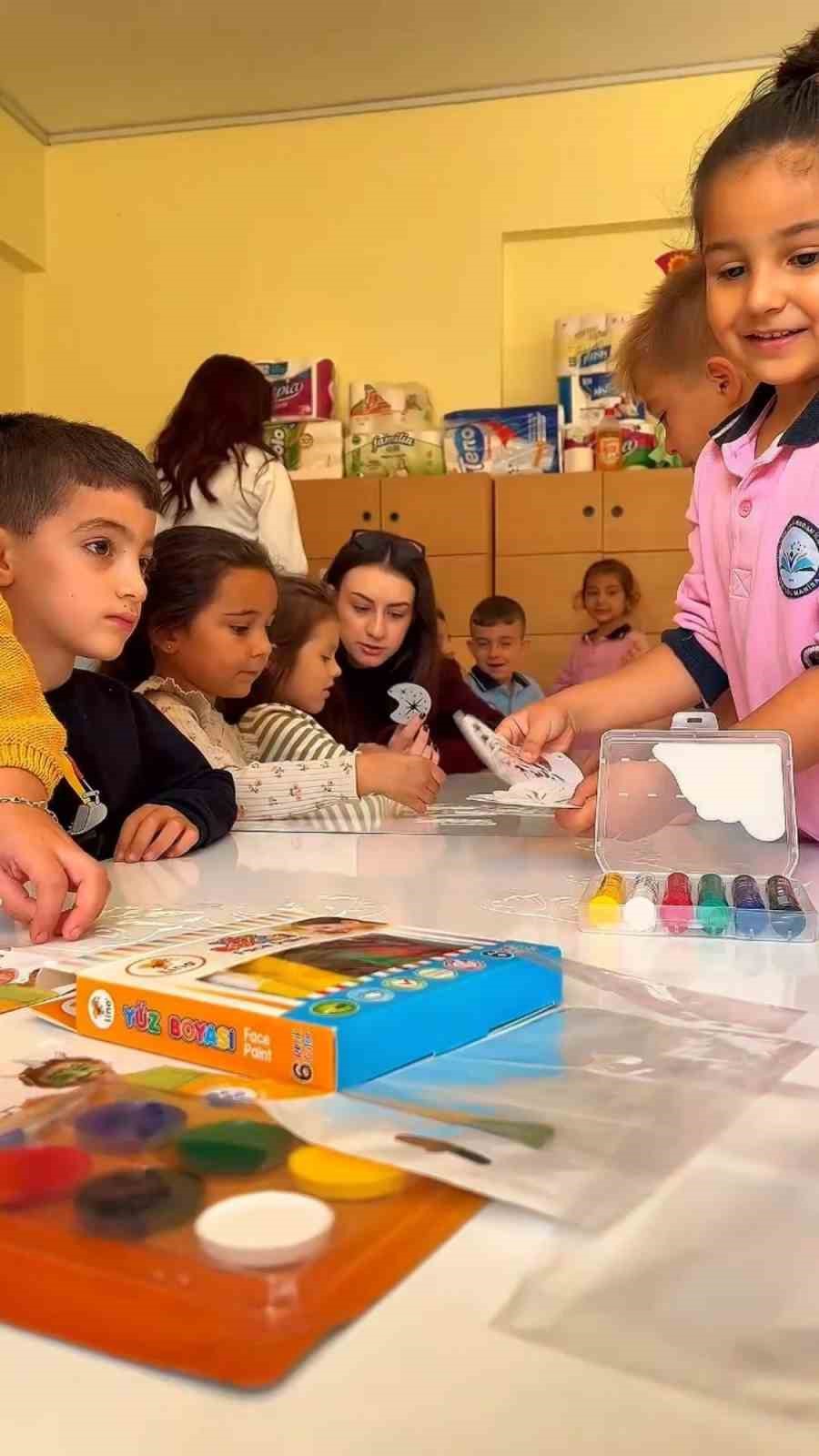 Manisa’da üniversiteli gençler minik kalplere dokundu
