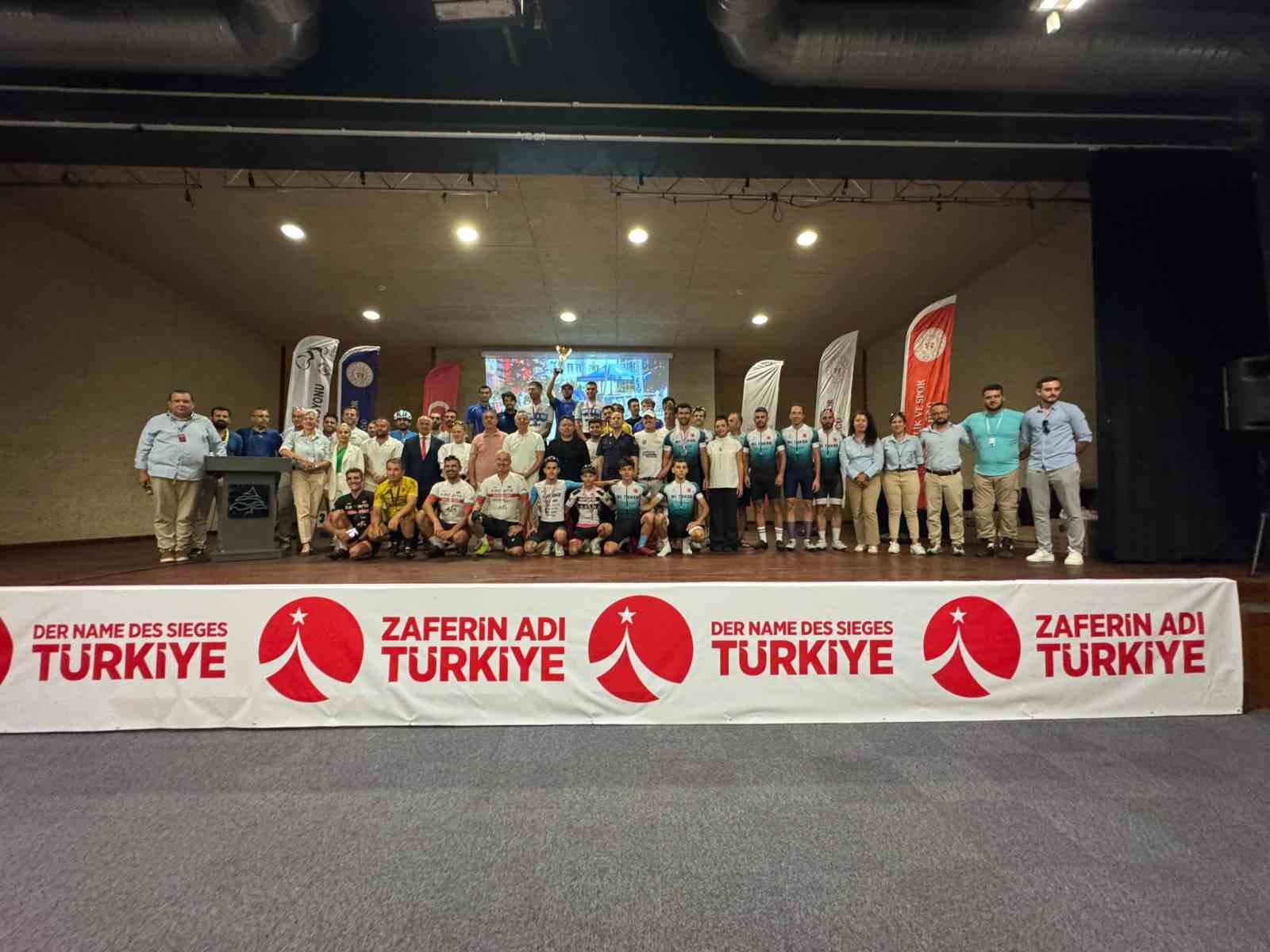 Marmaris’te 15 Temmuz Şehitleri Anma Programı bisiklet yarışı kazananları ödüllerini aldı
