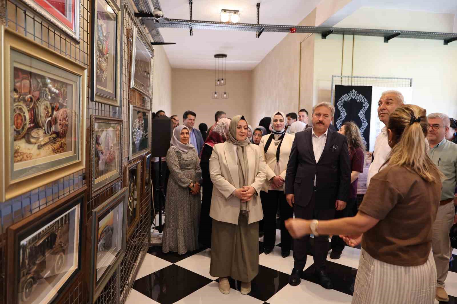 Melikgazi Belediyesi’nin kurslarındaki bir yıllık emek görücüye çıktı
