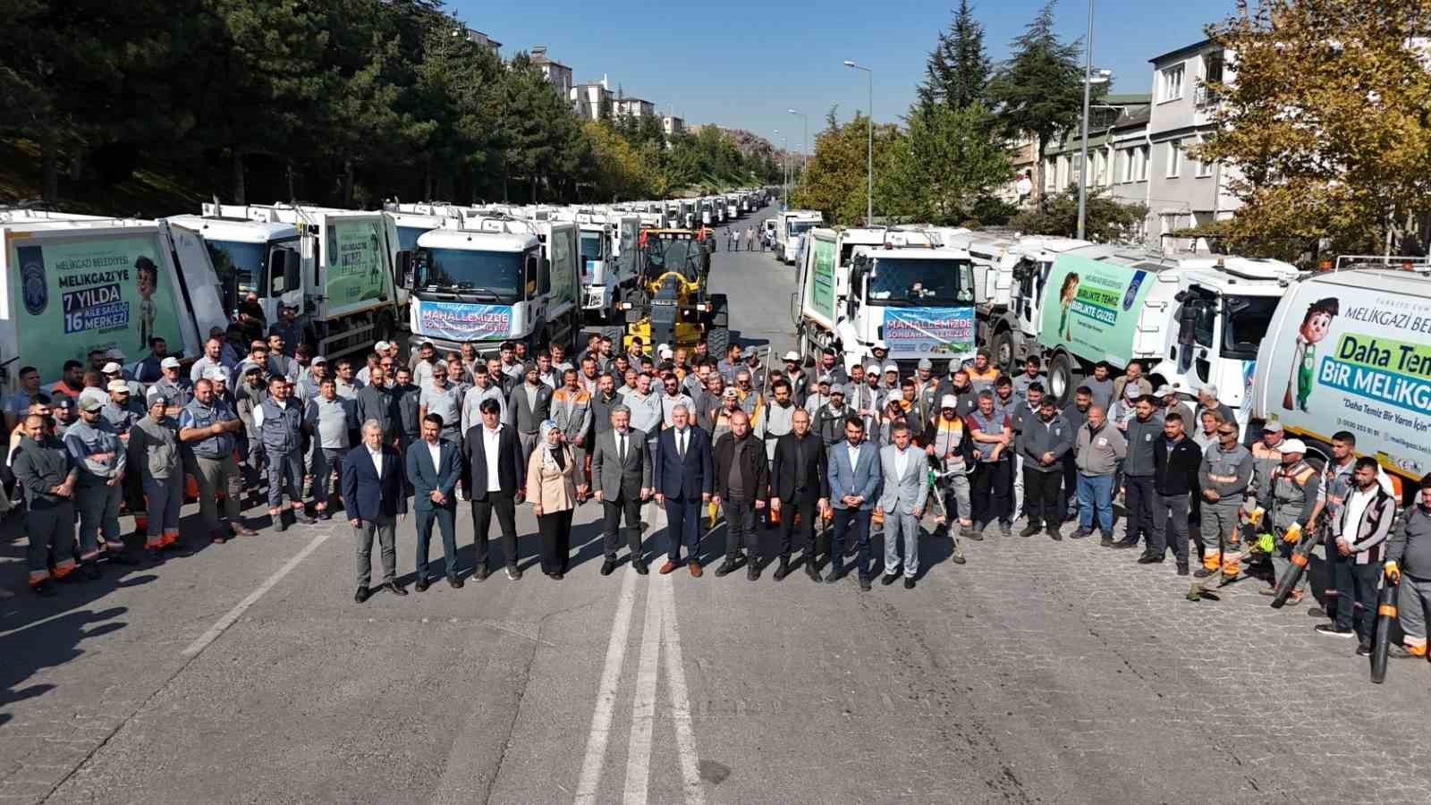Melikgazi’nin temizlik ekipleri mahallelerde sonbahar temizliğine başladı
