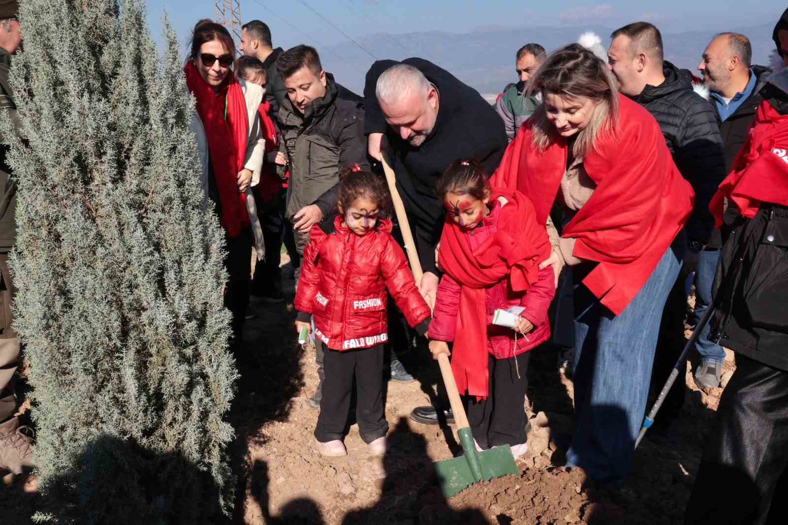 Menemen Belediyesi, ’yeni doğan bebekler’ için binlerce fidan dikti

