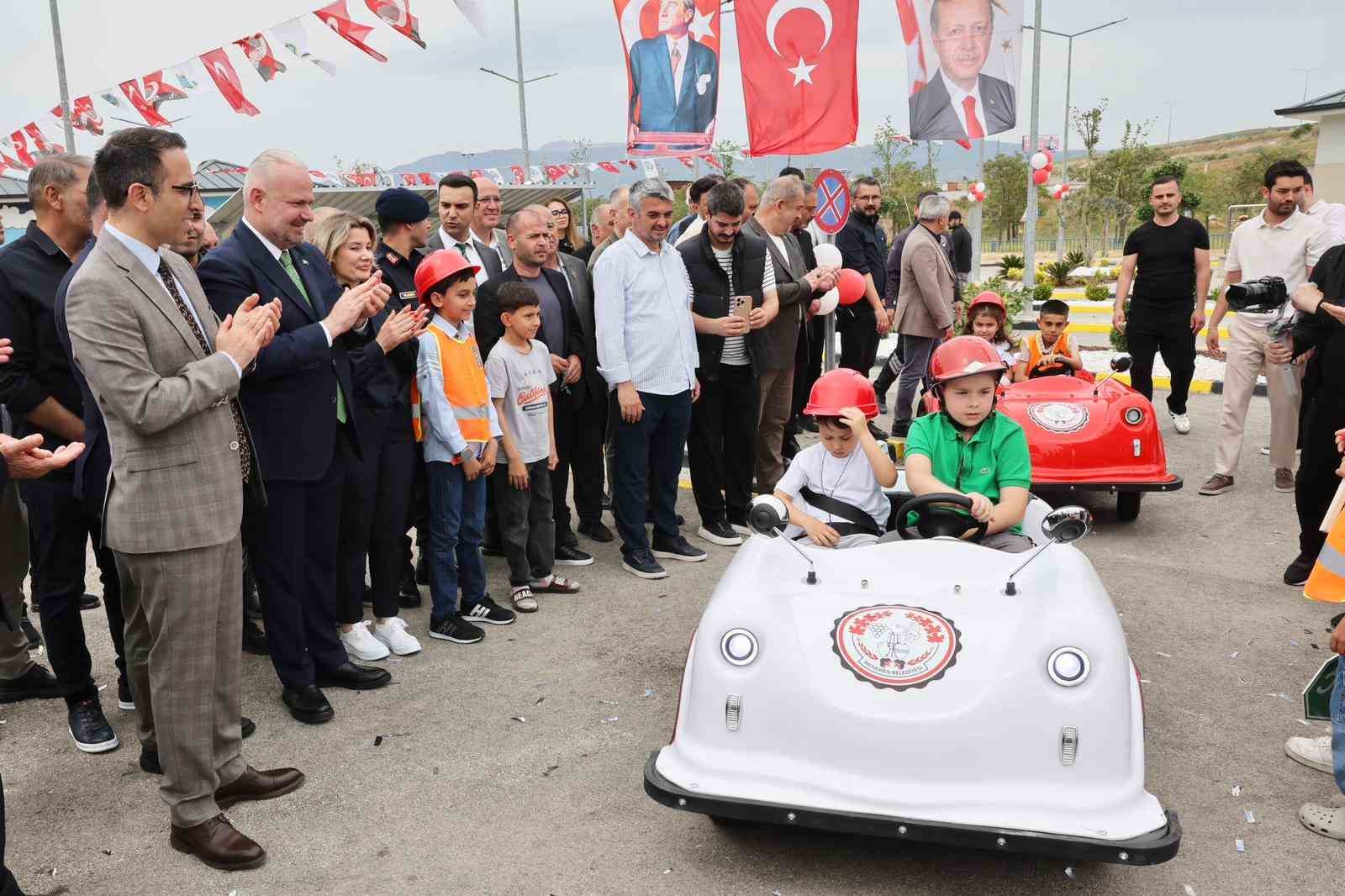 Menemen’de çocuklar için trafik eğitim parkuru açıldı
