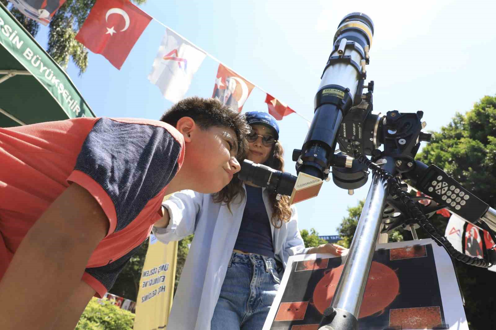 Mersin’de çocuklar teleskopla Güneş’i gözlemledi
