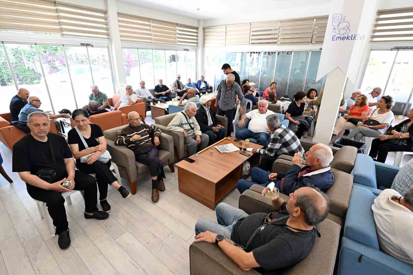 Mersin’de emekliler bayram sevincinde buluştu

