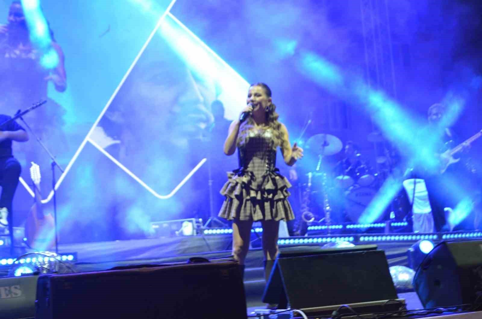 Merve Özbey, Selendi’yi şarkılarıyla coşturdu
