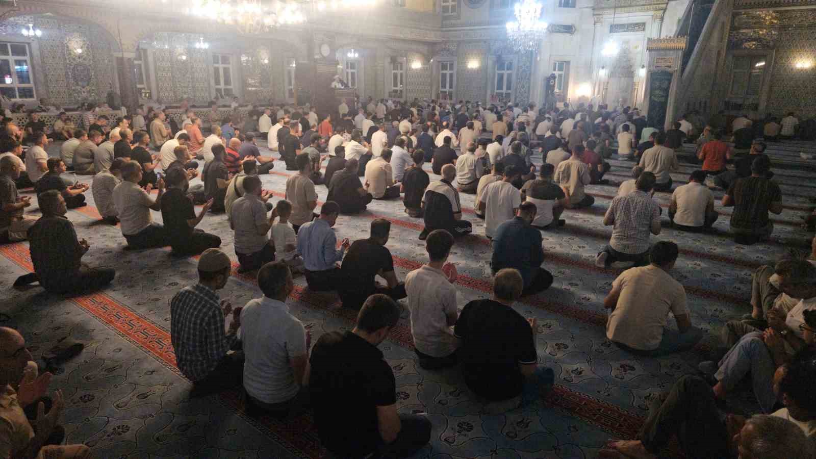 Mevlid Kandili’nde camiler doldu taştı
