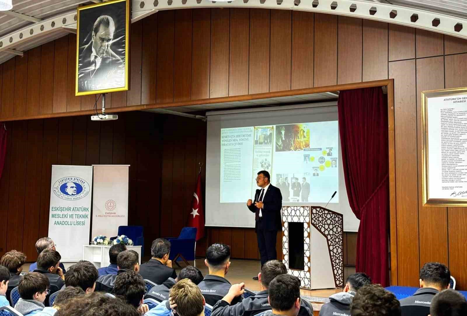 Mezun olduğu okulda öğrencilerle buluştu
