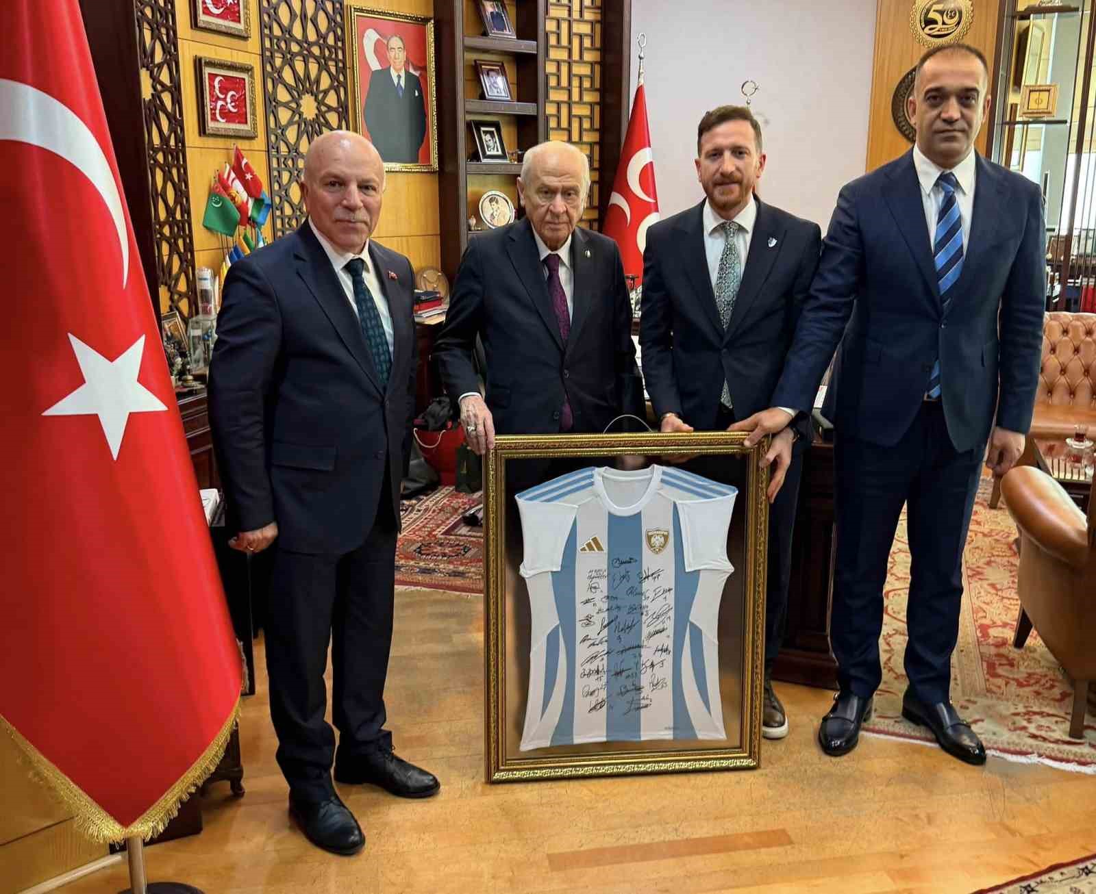 MHP lideri Bahçeli’ye Erzurumspor forması takdim edildi
