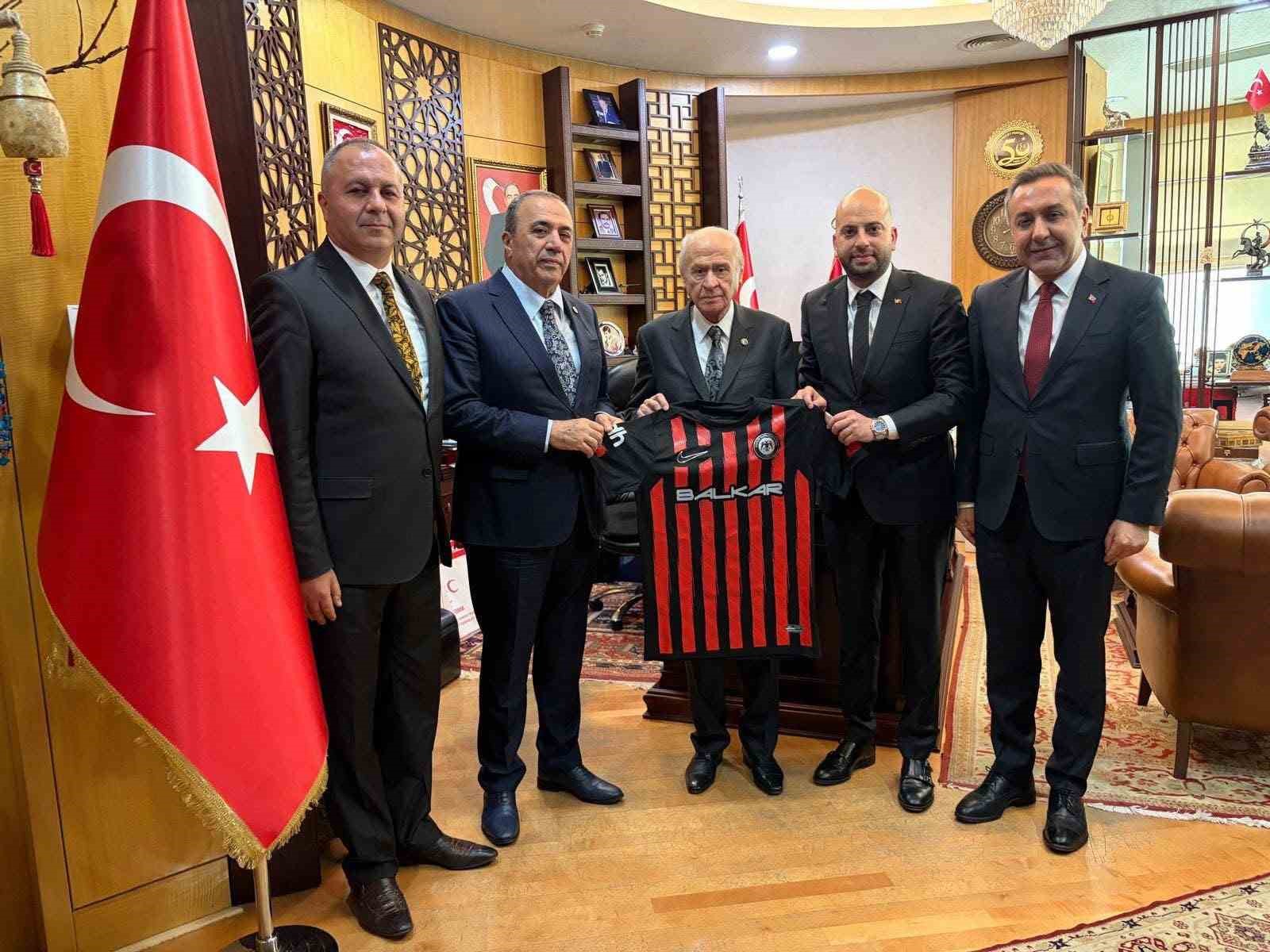 MHP Lideri Bahçeli’ye Süper Lig’e yükselen Çorum FK forması hediye edildi
