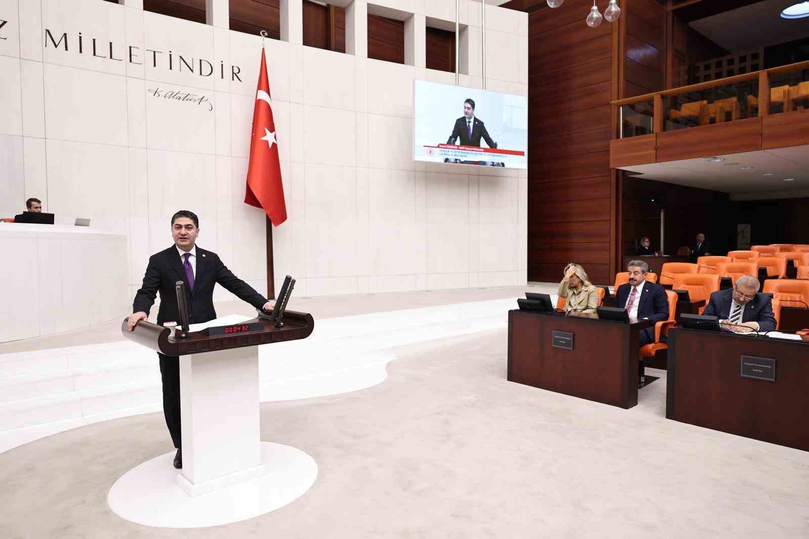 MHP’li Özdemir: "Basın kartı bulunmayan veya kurumsal bir kimlik altında akredite edilmemiş şahısların basın faaliyeti adı altında yürüttükleri çalışmaların engellenmeli"
