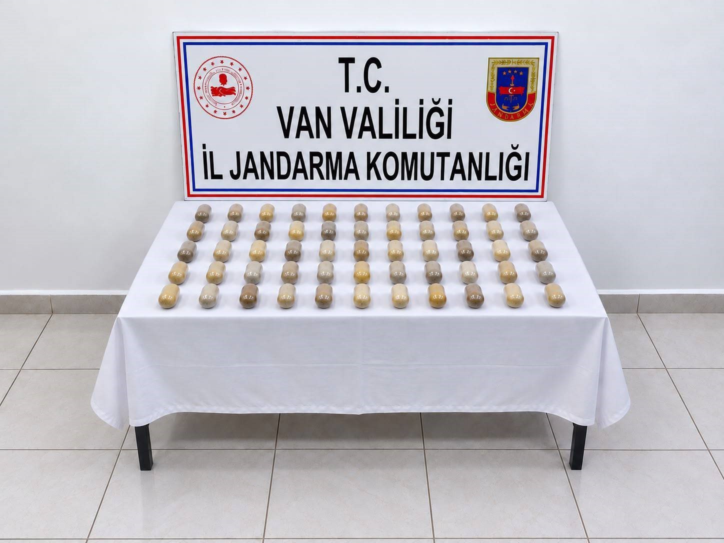 Midesinde ve bağırsaklarında 55 kapsül metamfetamin taşıyan şahıs tutuklandı
