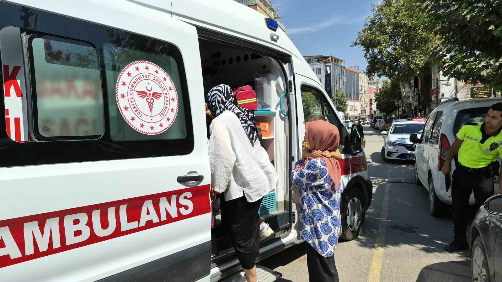 Minibüs ile iki otomobil çarpıştı: 2 çocuk yaralandı
