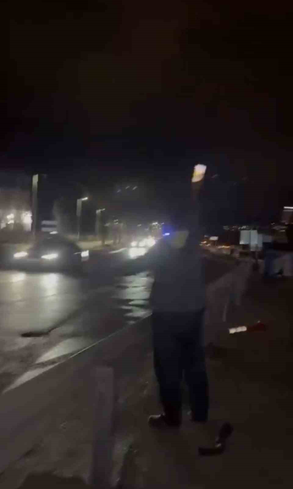 Motosiklet bariyerlere çarptı, gençler cep telefonu ışığıyla trafiği durdurdu

