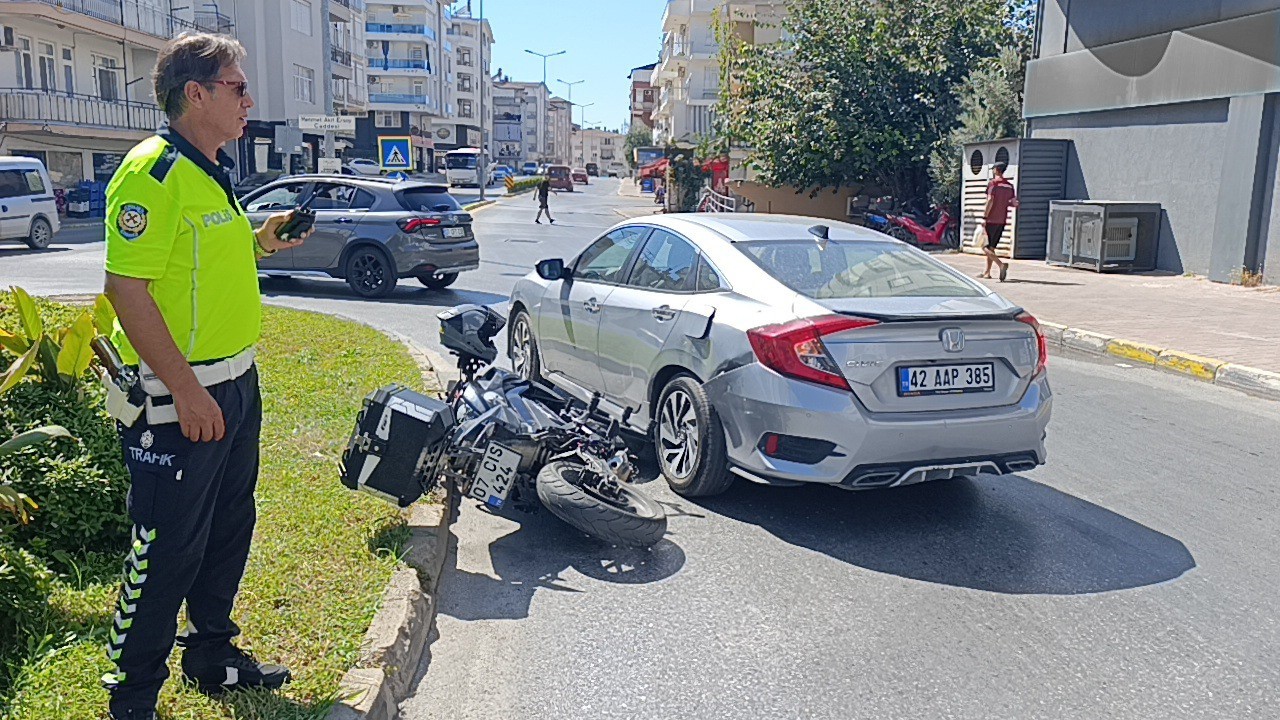Motosiklet otomobile yandan çarptı: 1 yaralı
